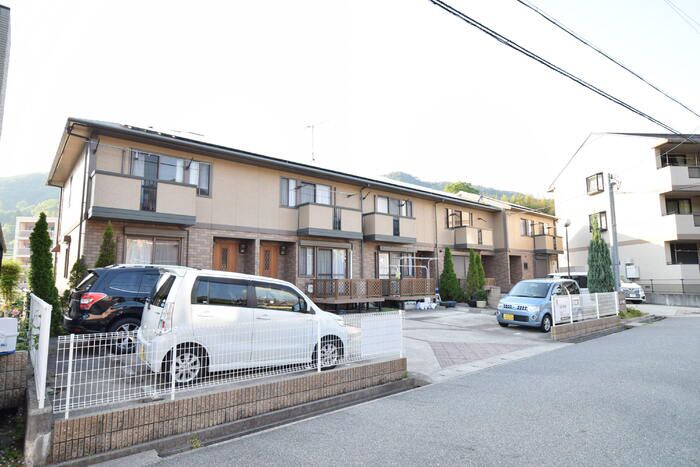 ���Ɍ��_�ˎs�k��J�㓌���̃e���X�n�E�X�̌����O��