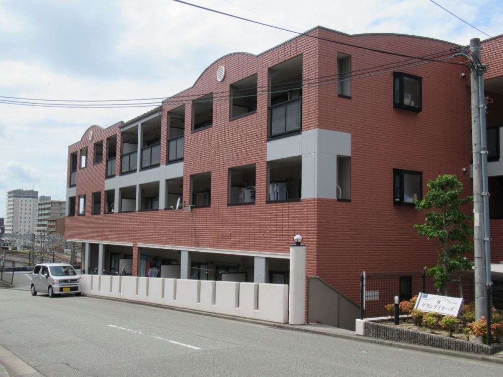 ���Ɍ��_�ˎs�k��J��쒬�̃}���V�����̌����O��